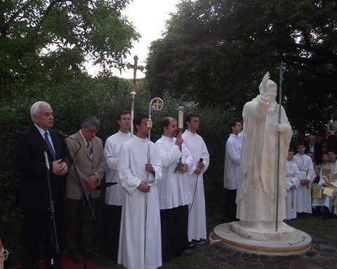 Felavatták II. János Pál pápa szobrát Szentendrén