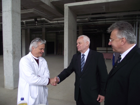 Harrach Péter és Semjén Zsolt látogatást tett Miskolcon a 10 milliárdos beruházásban épülõ új kórházépületben