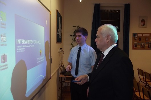 Pécelen a Szent Erzsébet iskolában digitális táblát avattak