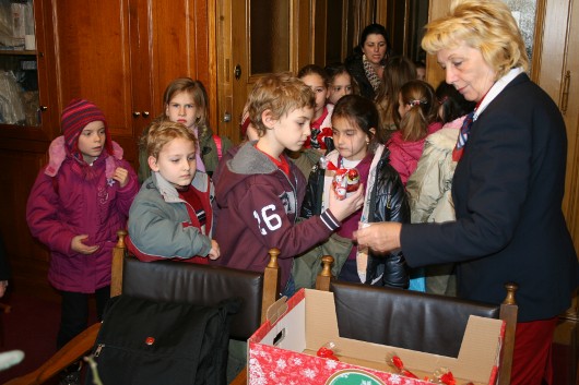 Penci iskolások Miklós napján látogattak a parlamentbe, ahol Harrach Péter képviselõ nevében mikuláscsomaggal fogadták õket